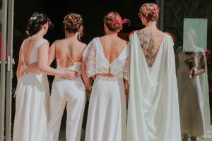 4 femmes portent une robe de mariée dos nus par Marion Lefebvre