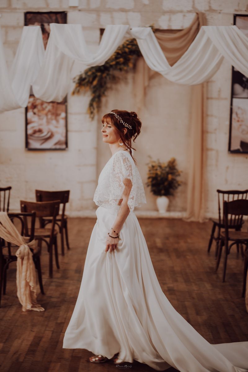 Deux pièces mariée sur mesure – top dentelle col V et jupe traînée fluide blanche, création bohème en Charente-Maritime