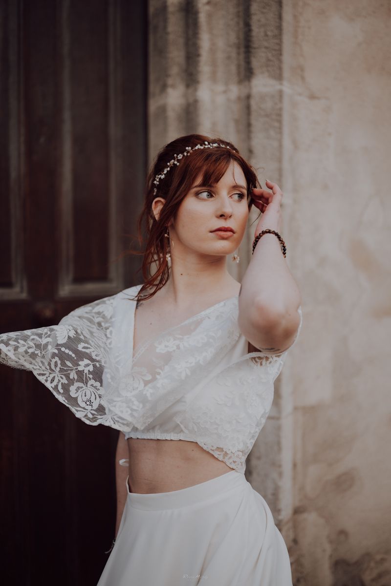 Ensemble de mariée sur mesure en dentelle – top crop et jupe fluide blancs, création artisanale en Charente-Maritime