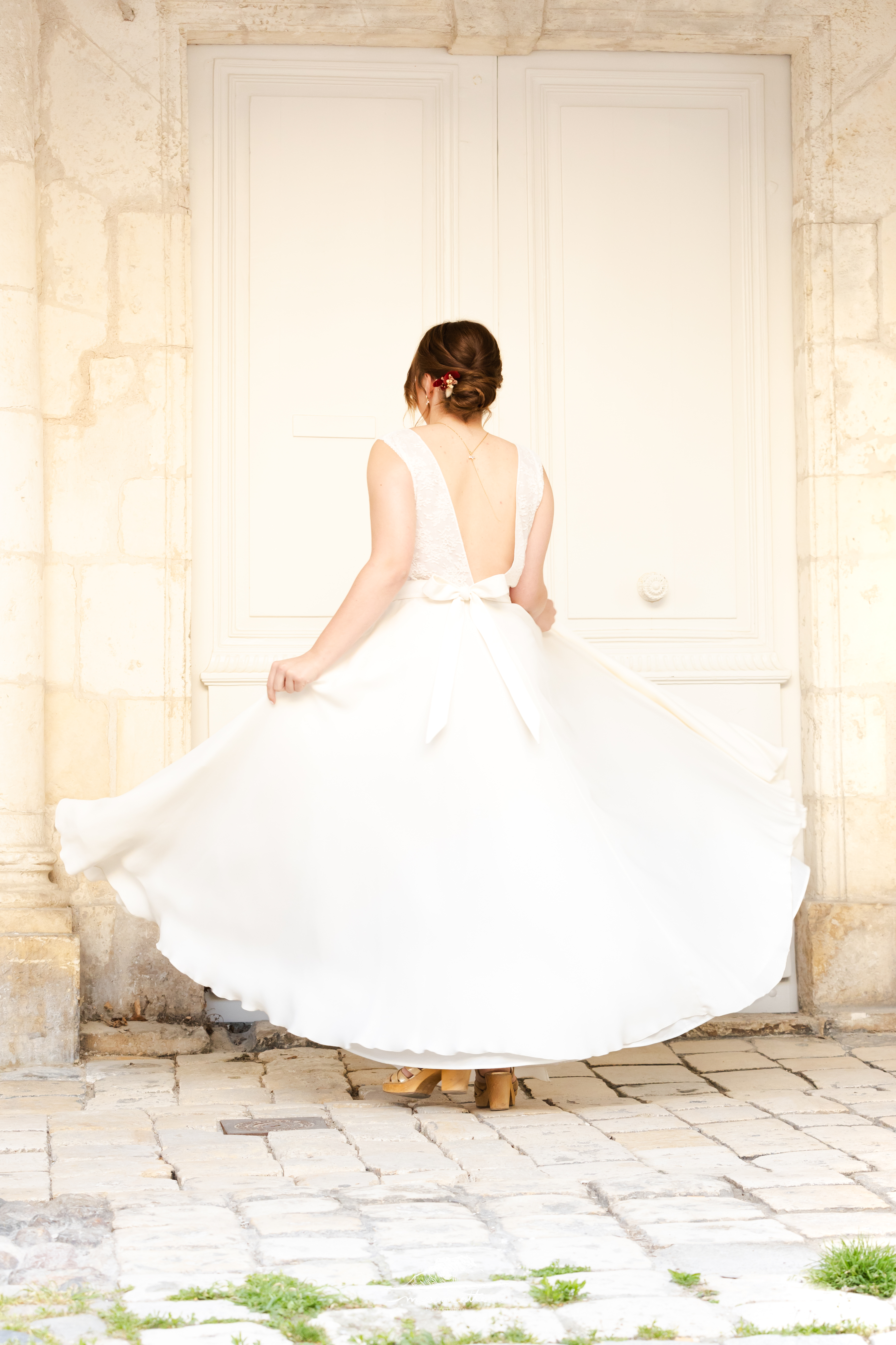 robe de mariée sur mesure porte feuille dentelle par Marion Lefebvre près de La Rochelle