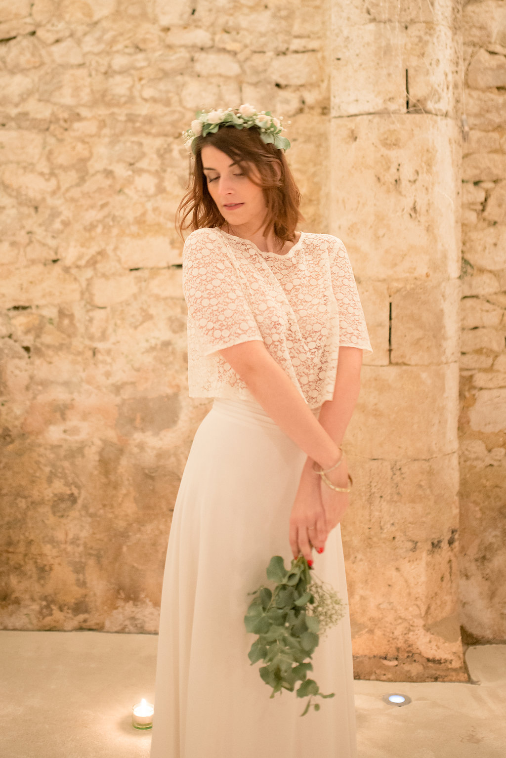 robe de mariée sur mesure en dentelle avec haut structuré et jupe fluide création Marion Lefebvre