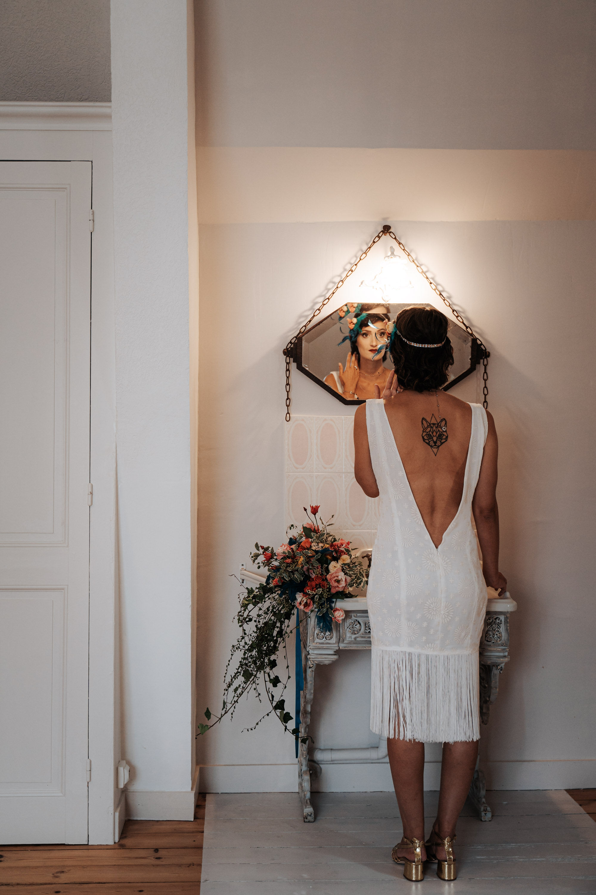 robe de mariée élégante dos nu plongeant finition franges créée par Marion Lefebvre