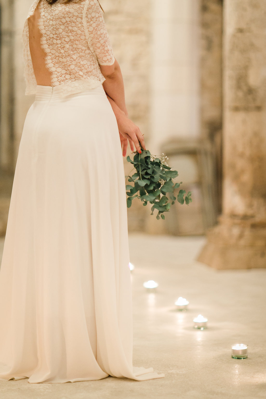 robe de mariée sur mesure dos nu en dentelle avec jupe fluide création Marion Lefebvre